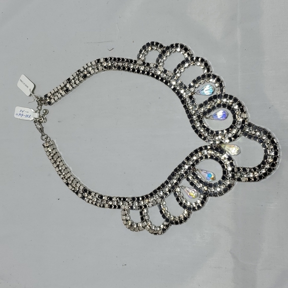 Bijou Drive special deal silver rhinestone bib necklace - Picture 3 of 3